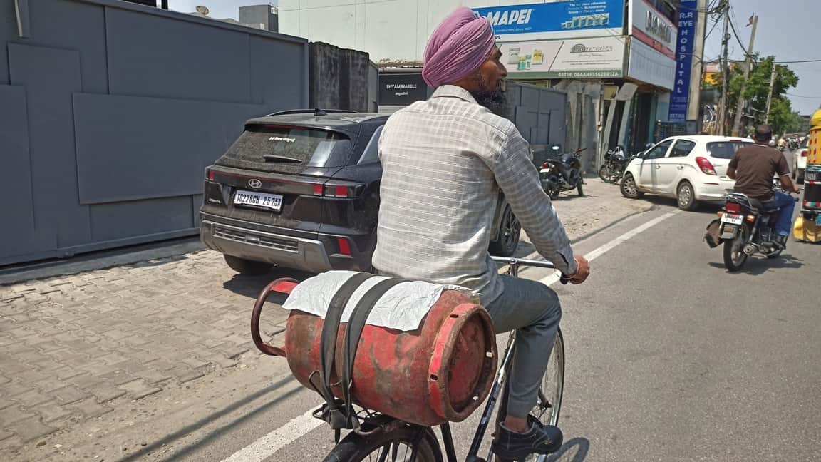 यमुनानगर में एजेंसी से सिलिंडर लेकर जाता व्यक्ति। संवाद