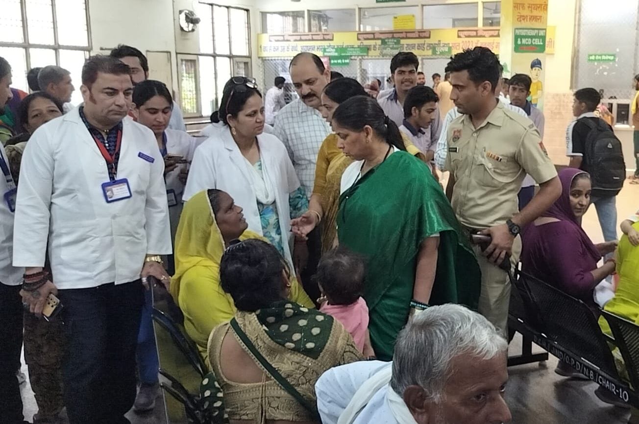 21जेएनडी04: नागरिक अस्पताल में उपचार के लिए आए मरीजों से सुविधाओं की जानकारी लेते हुए आयोग की उ