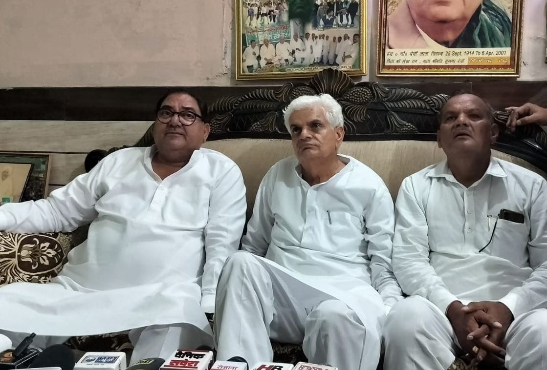 21जेएनडी18: पत्रकार वार्ता के दौरान अभय सिंह चौटाला प्रदेश की हालाताें के बारे में जानकारी देते