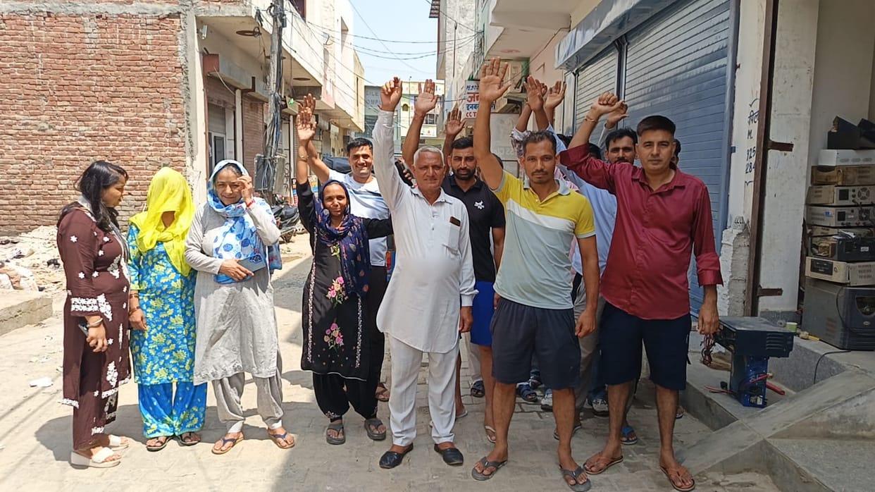 Shopkeepers protest over failure to lay drinking water pipeline in Old Thana Market