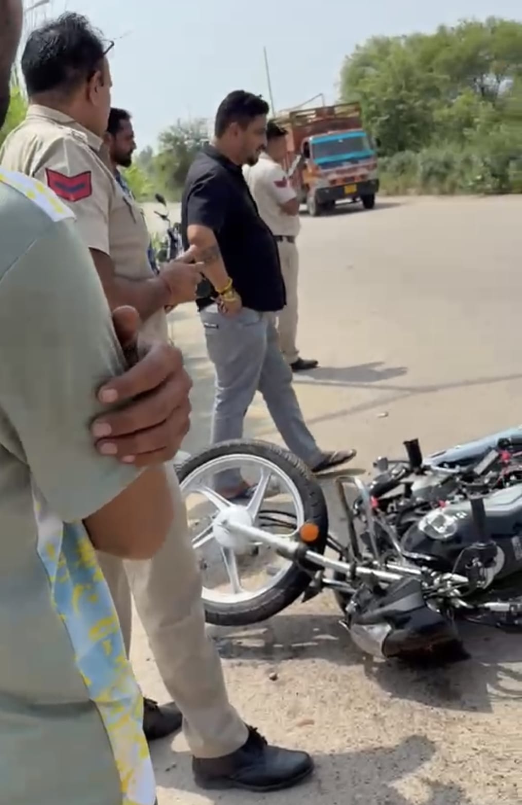 42-आईएमटी स्थित नौनंद रोड पर हादसे के बाद जांच करती पुलिस। स्रोत : परिजन