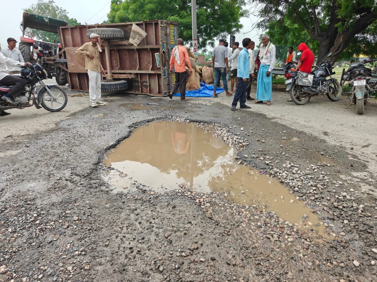 Agra News: पानी भरे गड्ढों में पलटी ट्राॅली, ट्रैक्टर चालक ने कूदकर बचाई जान