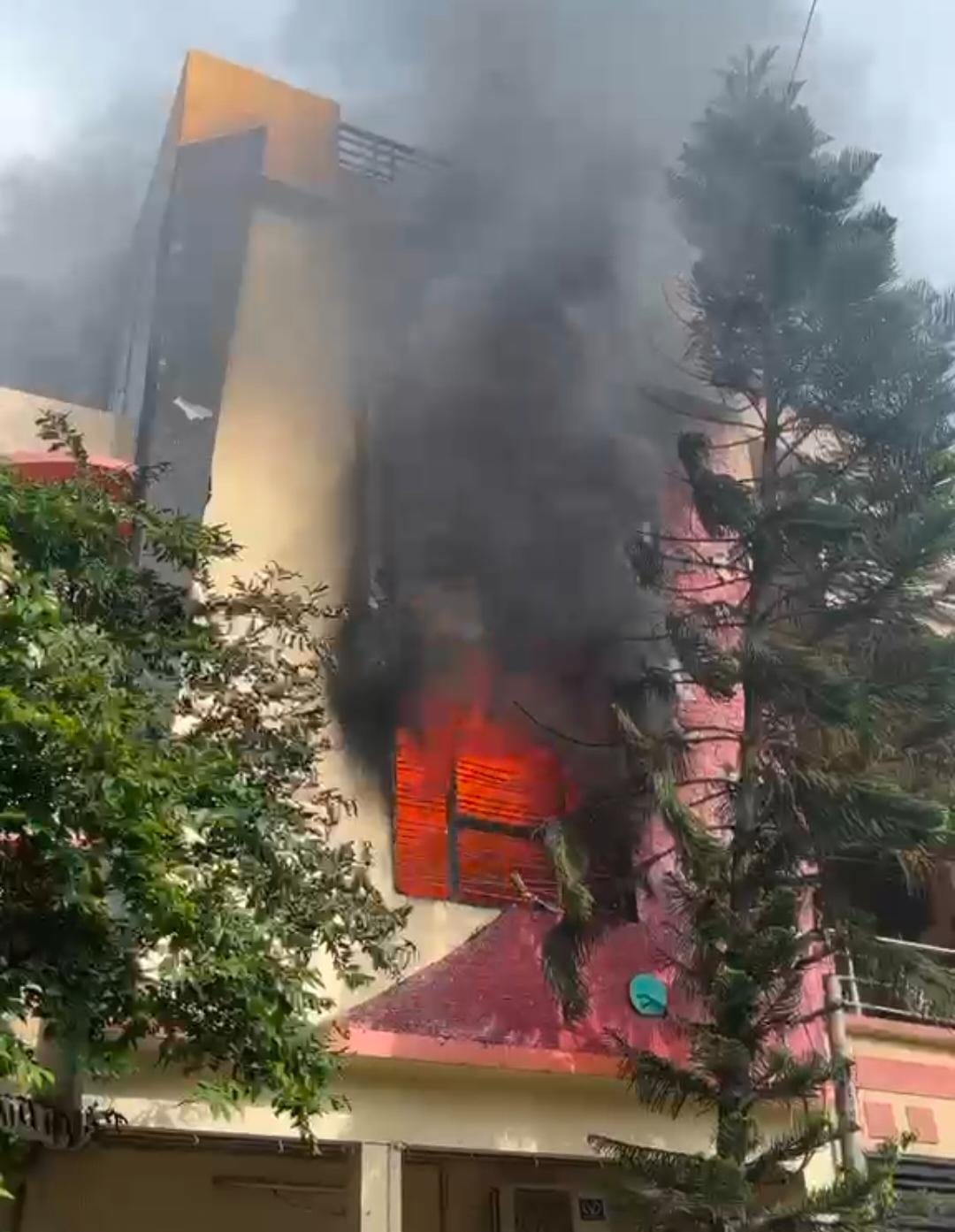 Massive fire breaks out at a battery packing building in Indore