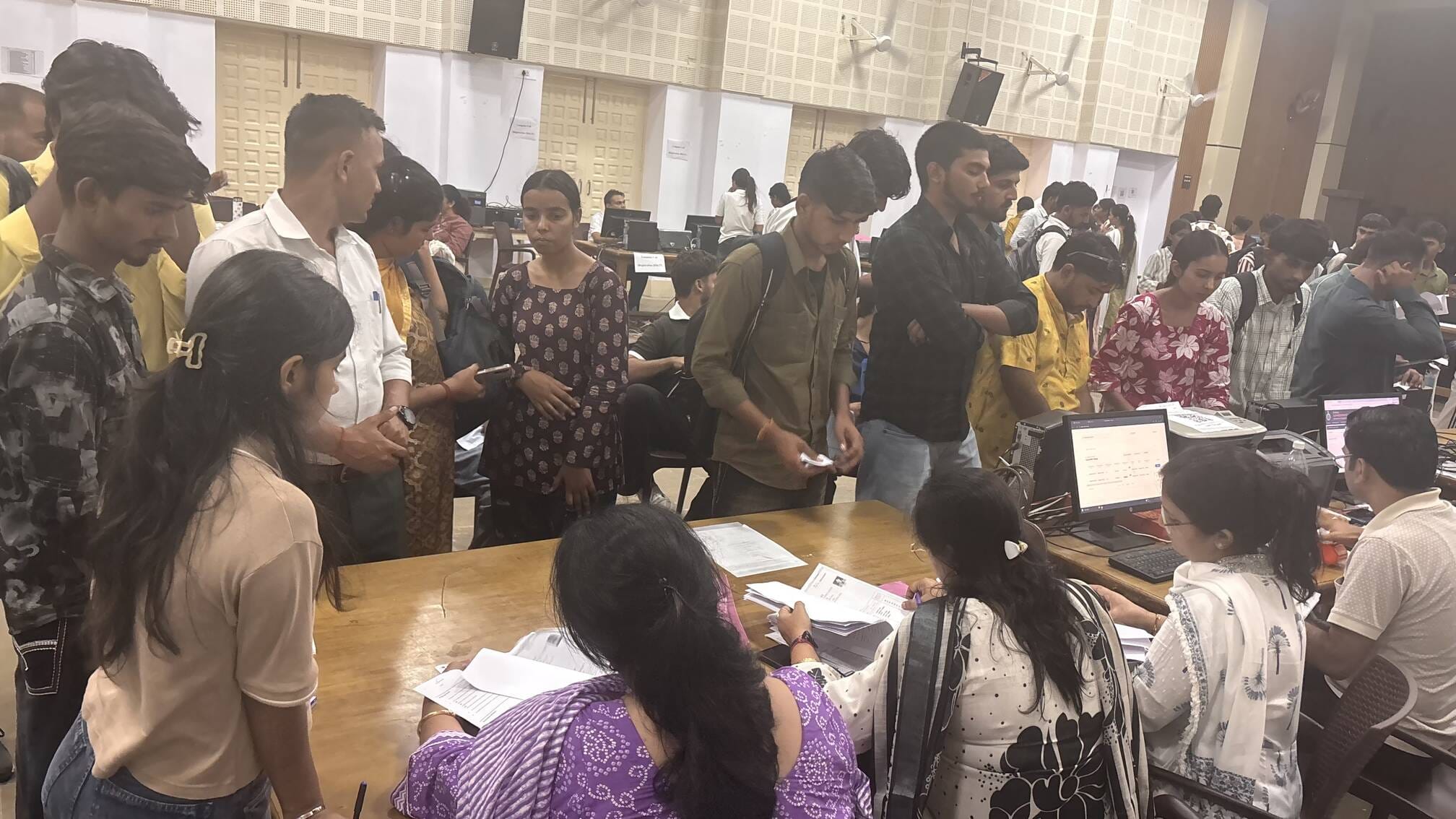 आरकेएसडी कॉलेज में दाखिले के लिए पहुंचे विद्यार्थी। विज्ञप्ति