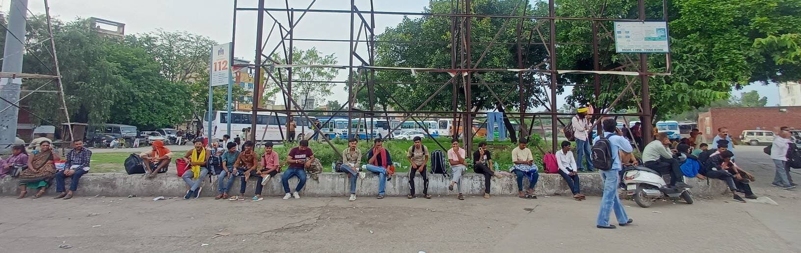 अंबाला छावनी बस अड्डे पर पंजाब की बसों की इंतजार करते यात्री। संवाद