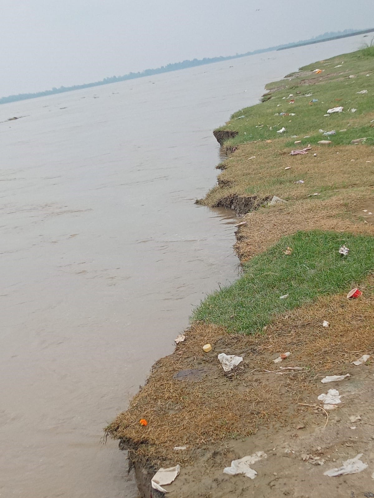 अहार में इस तरह जारी है गंगा में कटान। संवाद