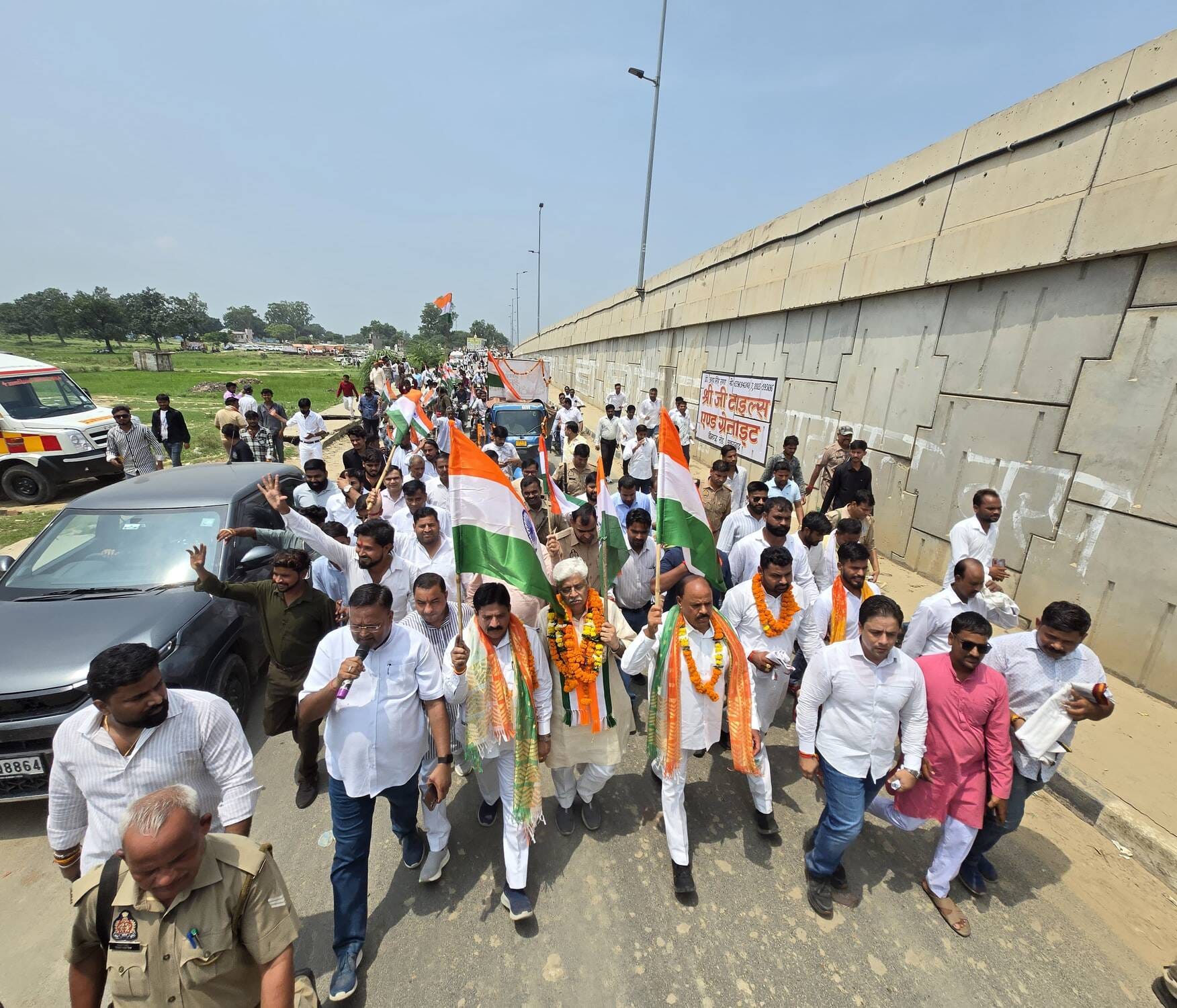 अकराबाद में तिरंगा यात्रा के दौरान मौजूद विधायक रवेंद्रपाल सिंह, पूर्व मंत्री जयवीर सिंह, एमएलस