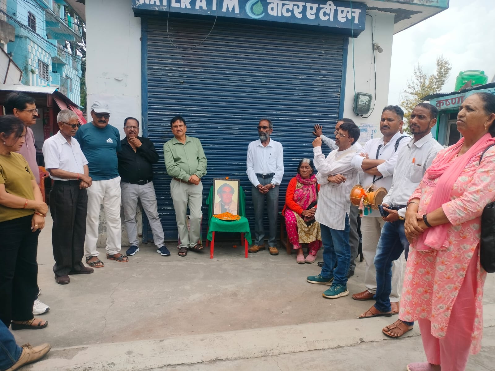 अल्मोड़ा में हुए कार्यक्रम में गिर्दा को श्रद्धांजलि देते लोग।
