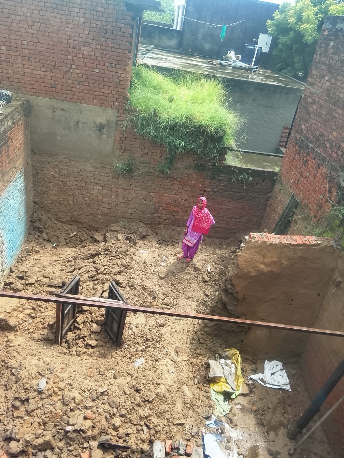 Kutcha house collapses in rain; major tragedy averted.