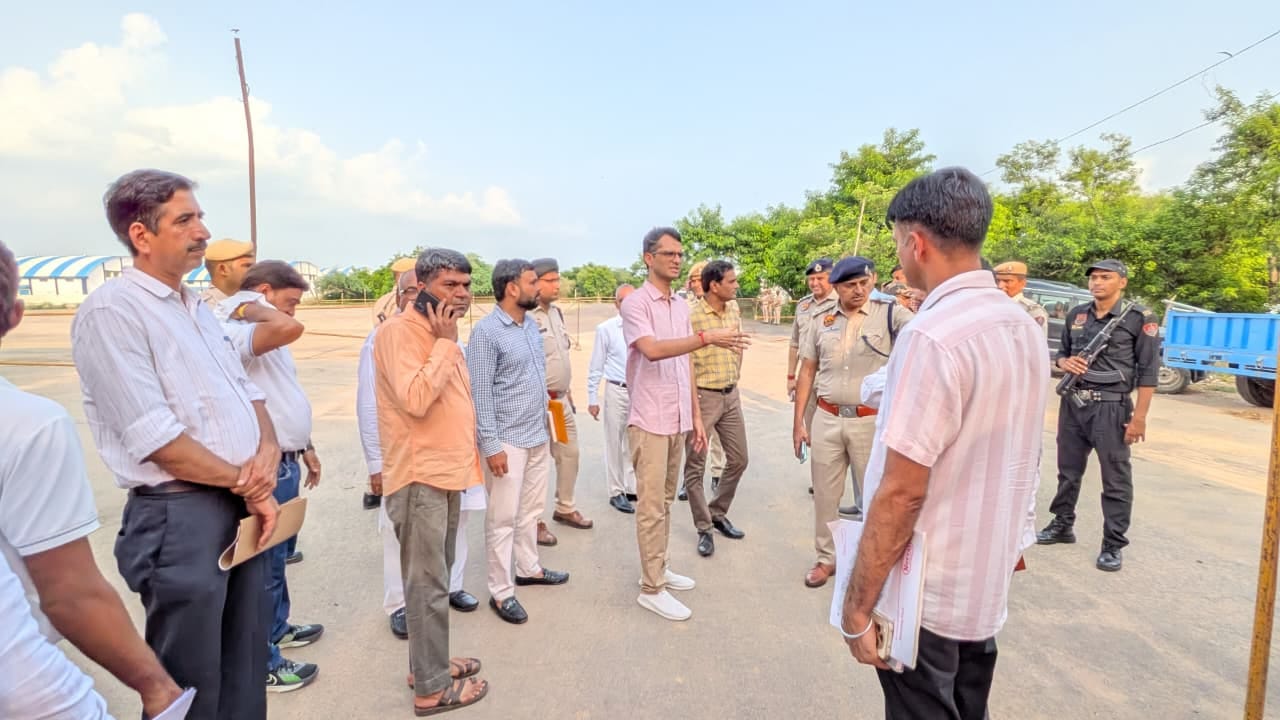 अधिकारियों से बातचीत करते पुलिस अधीक्षक हेमेंद्र कुमार मीणा। संवाद