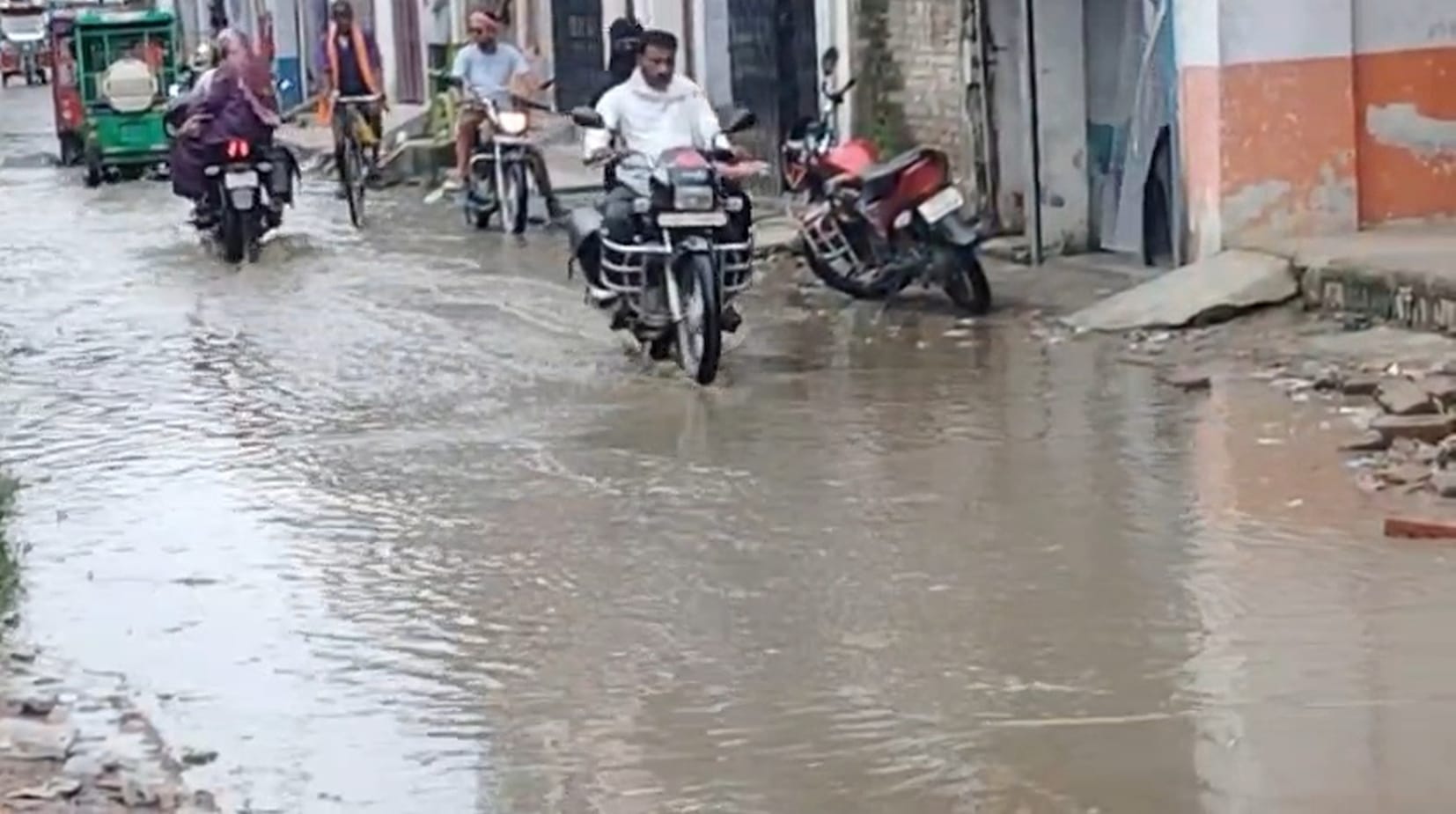 बाबागंज कस्बा के मुख्य मार्ग की सड़क पर जलभराव।