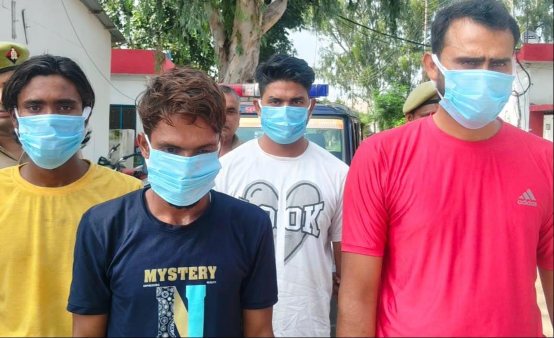 बाबरी थाने पर गिरफ्तार ट्रांसफार्मर चोरी गिरोह के आरोपी। पुलिस