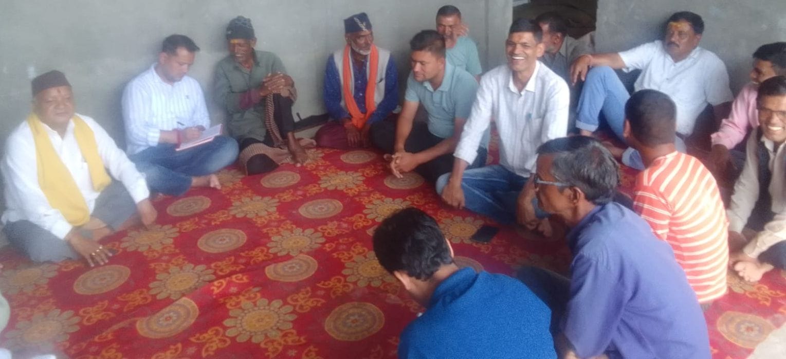 बागेश्वर के पचार किड़ई में बैठक करते रामलीला कमेटी के सदस्य।