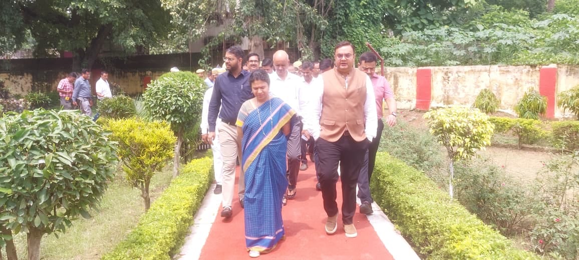 बहराइच के इंदिरा उद्यान में सिंथेटिक पाथ-वे के उद्घाटन पर निरीक्षण करतीं मंडलायुक्त साथ में जिल
