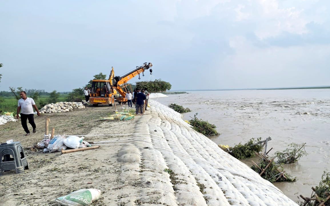 The flow of the Ganges is directly colliding with the embankment of the barrage, increasing the danger.