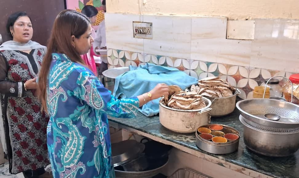 The District Magistrate inspected the arrangements at Kasturba Vidyalaya by having lunch with the girls.