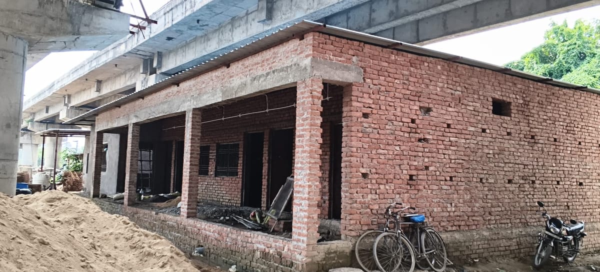 Azamgarh News: पहले बनाया ओवरब्रिज फिर खुद ही कब्जा कर बना लिया गोदाम और ऑफिस