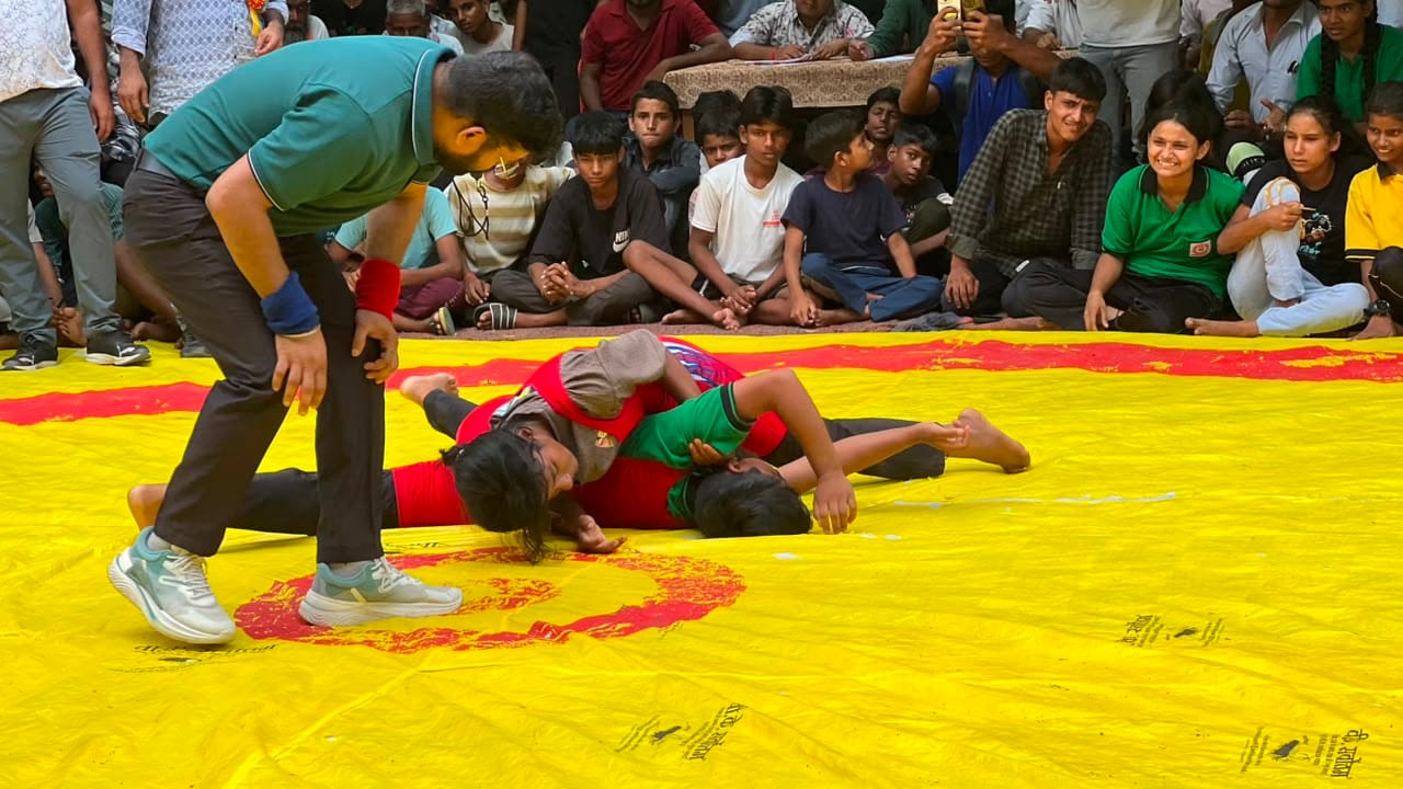 बालिका वर्ग में कुश्ती लड़ती पहलवान । संवाद