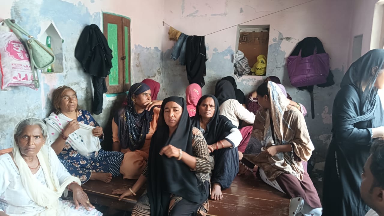 बरदह में महिला की हत्या के बाद रोते-बिलखते परिजन।
