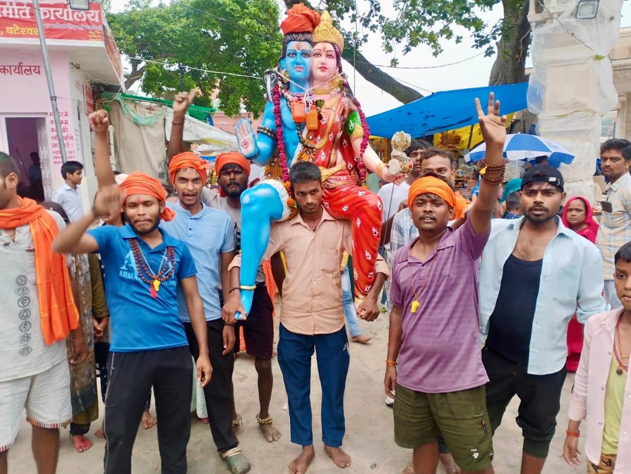 Kanwariyas reached Bateshwar Dham carrying the Kanwar of Shiva and Parvati from Gangotri.Kanwariyas reached Bateshwar Dham carrying the Kanwar of Shiva and Parvati from Gangotri.