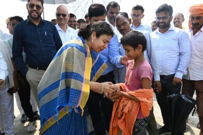 बाढ़ से कटान करती सरयू नदी व प्रभावित इलाकों का दौरा करतीं मंडलायुक्त दुर्गा शक्ति नागपाल।