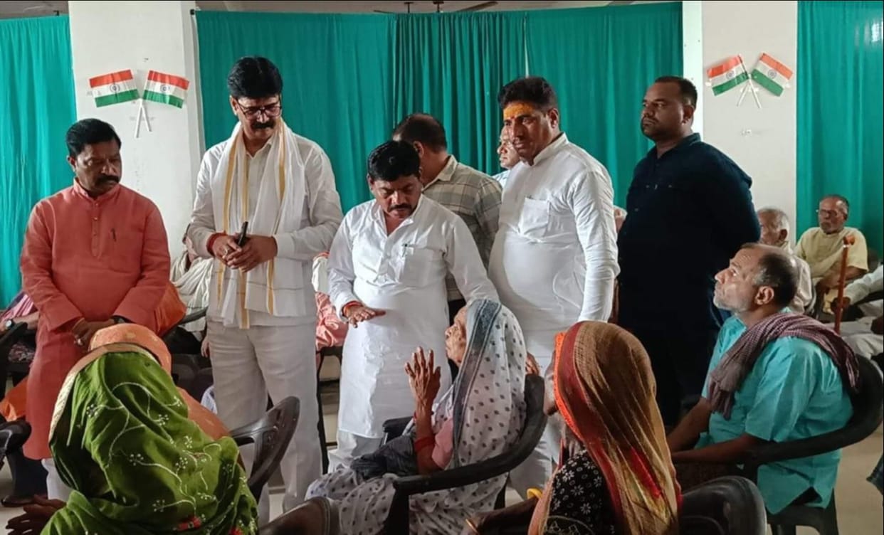 Minister-in-charge Sanjeev Kumar inspected the arrangements at the old age home.
