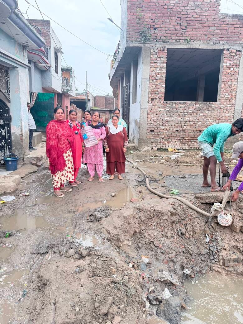Ambala News: डेहा कॉलोनी में सीवरेज लाइन बिछाने से टूटी पानी की पाइपें