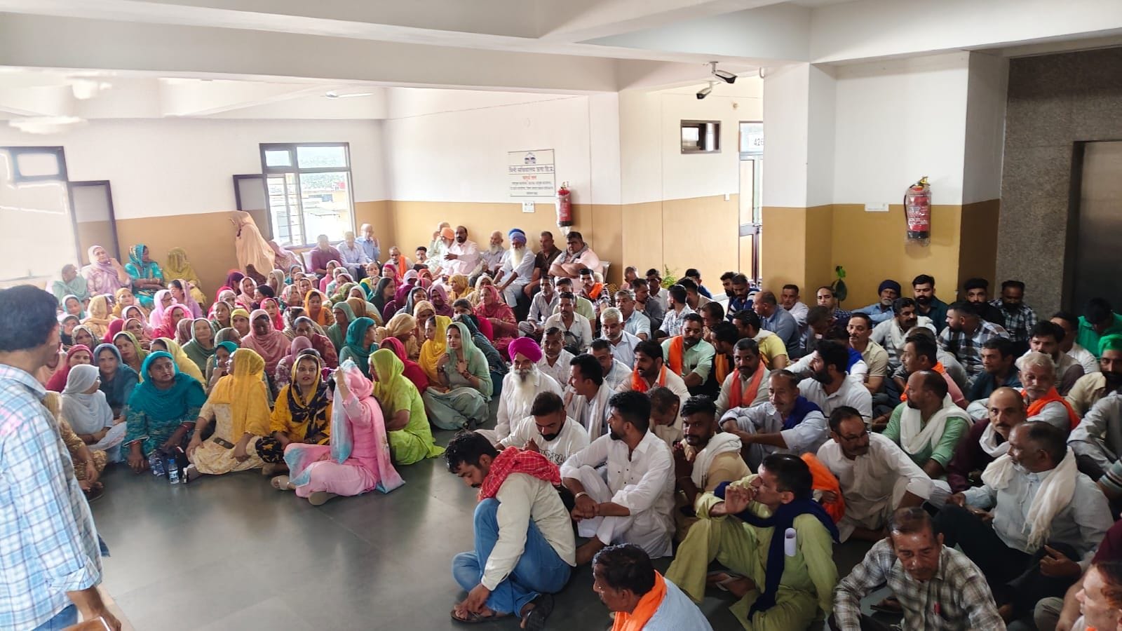 डीसी कार्यालय  परिसर में अपनी मांगों को लेकर एकत्रित बसोली पंचायत की जनता। संवाद