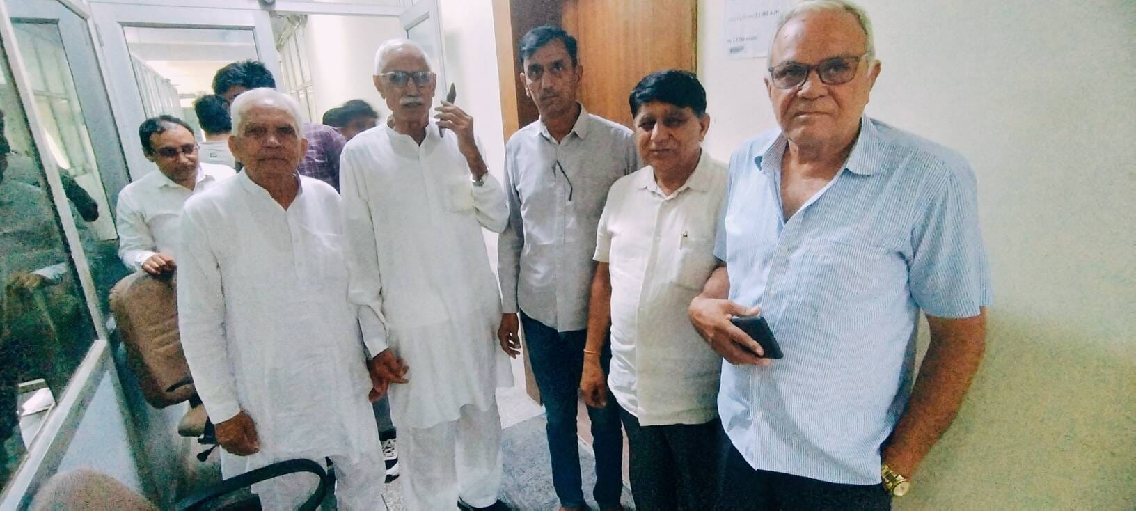 एचएसवीपी प्रशासक व ईओ से मिलने पहुंचे सेक्टर 16-17 और 13 पार्ट-दो की आरडब्ल्यूए का प्रतिनिधिमं