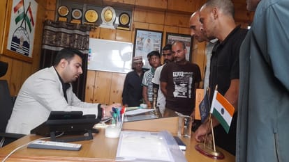एसडीएम धर्मशाला को शिकायत पत्र सौंपते सुधेड़ पंचायत के वार्ड-4 के लोग। -संवाद