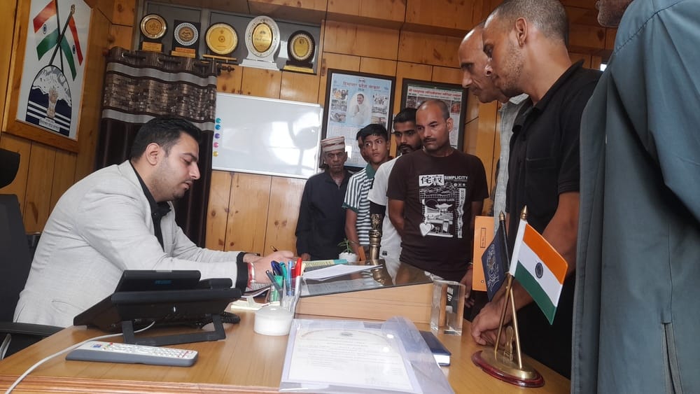 एसडीएम धर्मशाला को शिकायत पत्र सौंपते सुधेड़ पंचायत के वार्ड-4 के लोग। -संवाद