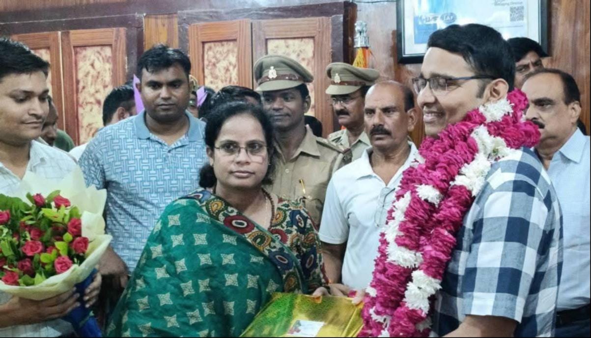 एसपी विनीत जायसवाल को विदाई देते अधिकारी व कर्मचारी। स्रोत: पुलिस मीडिया सेल 