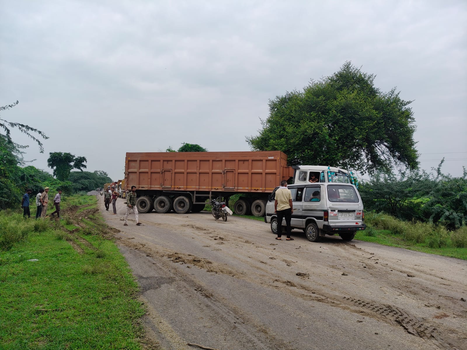 फोटो - 01 रास्ते में फंसा पड़ा ट्रक। संवाद