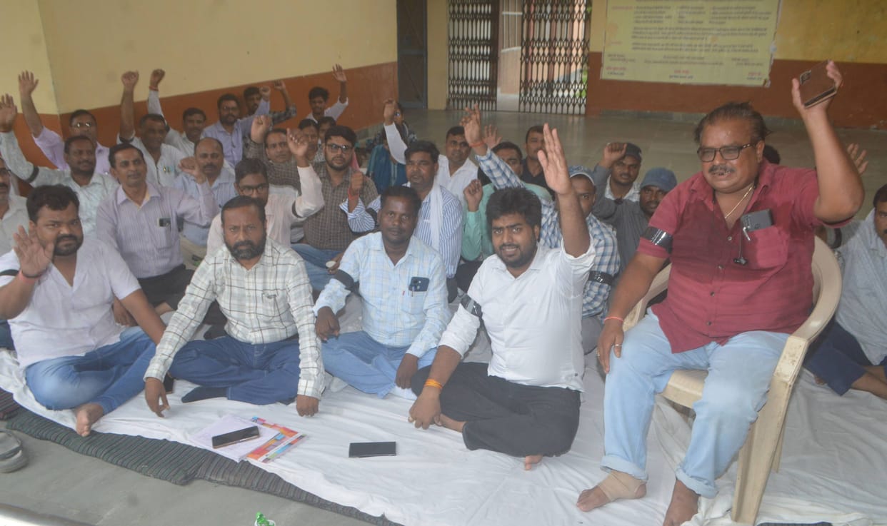 Lekhpals did not attend the 'Thana Samadhan Diwas' due to a work boycott; complainants left distressed.