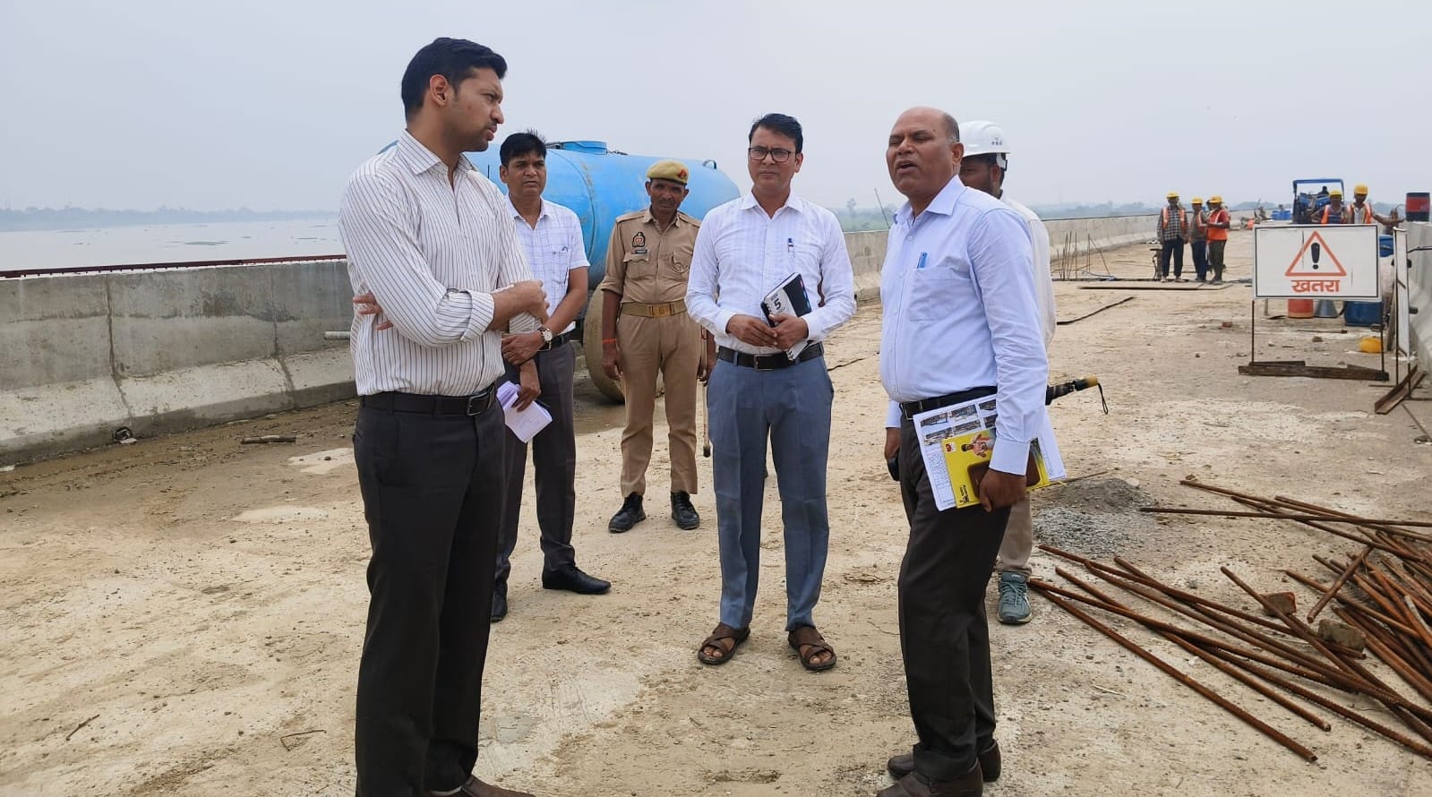 फोटो 21 एचएएमपी 24-  बेतवा नदी पर निर्माणाधीन सेतु का औचक निरीक्षण करते जिलाधिकारी अभिषेक गोयल।
