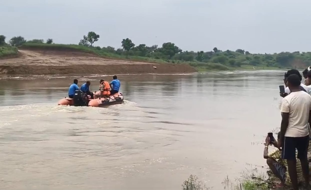 No trace of the livestock rearer who drowned in the Chandraval River even after 24 hours.