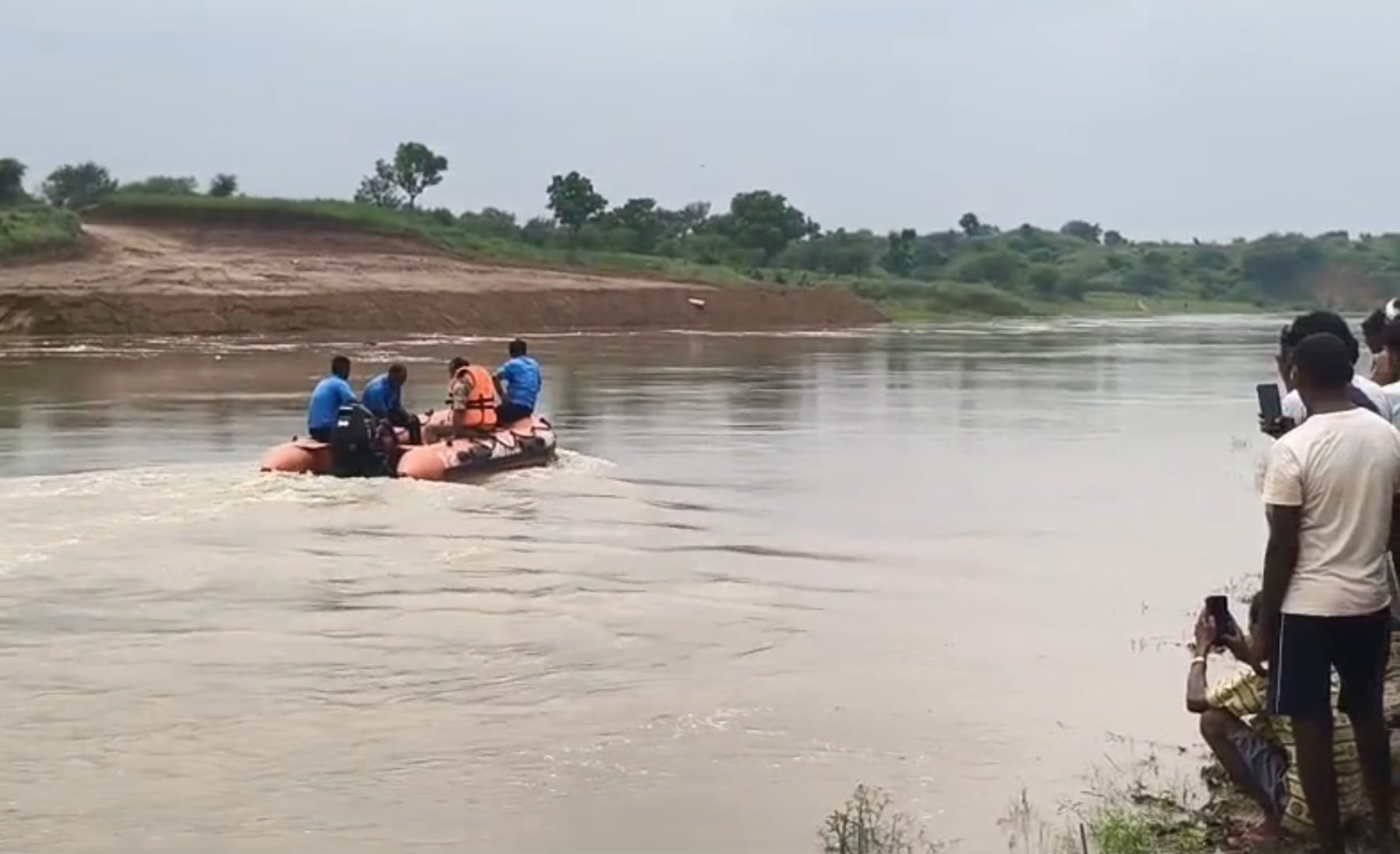 फोटो 22 एचएएमपी 22- मौहर के पशुपालक की तलाश करते पीएसी पुलिस बल की गोताखोर टीम।सूत्र संवाद