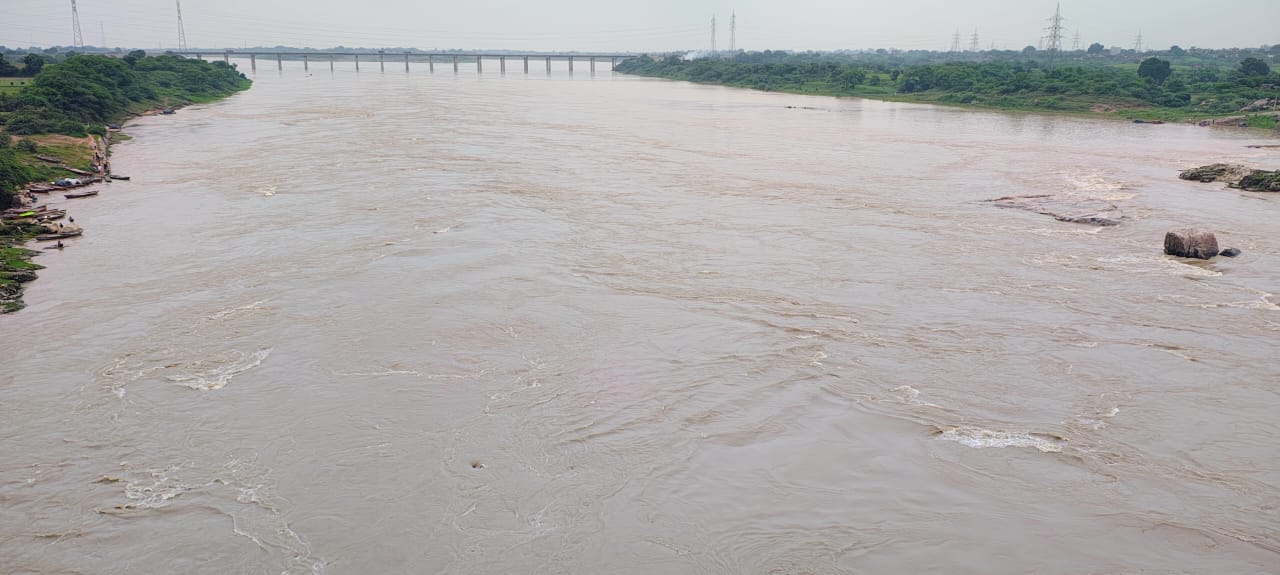 फोटो-22-केन नदी में पानी बढ़ने के बाद उठतीं लहरें। अमर उजाला