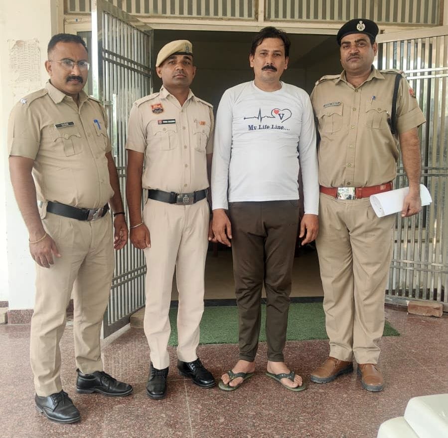 फोटो 22जेएनडी02-पुलिस गिरफ्त में ब्लैकमेल करने का आरोपी नरेश। स्रोत पुलिस