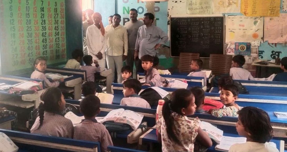 फोटो 22जेएनडी12-गतौली गांव के सरकारी स्कूल का निरीक्षण करने पहुंचे एडीसी प्रदीप कुमार। स्रोत प्