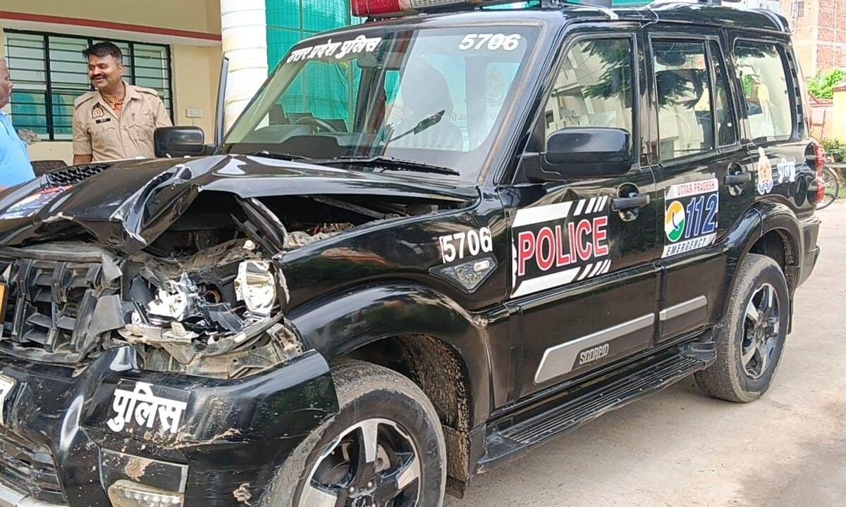 फोटो - 24 क्षतिग्रस्त यूपी 112 की पीआरवी। संवाद
