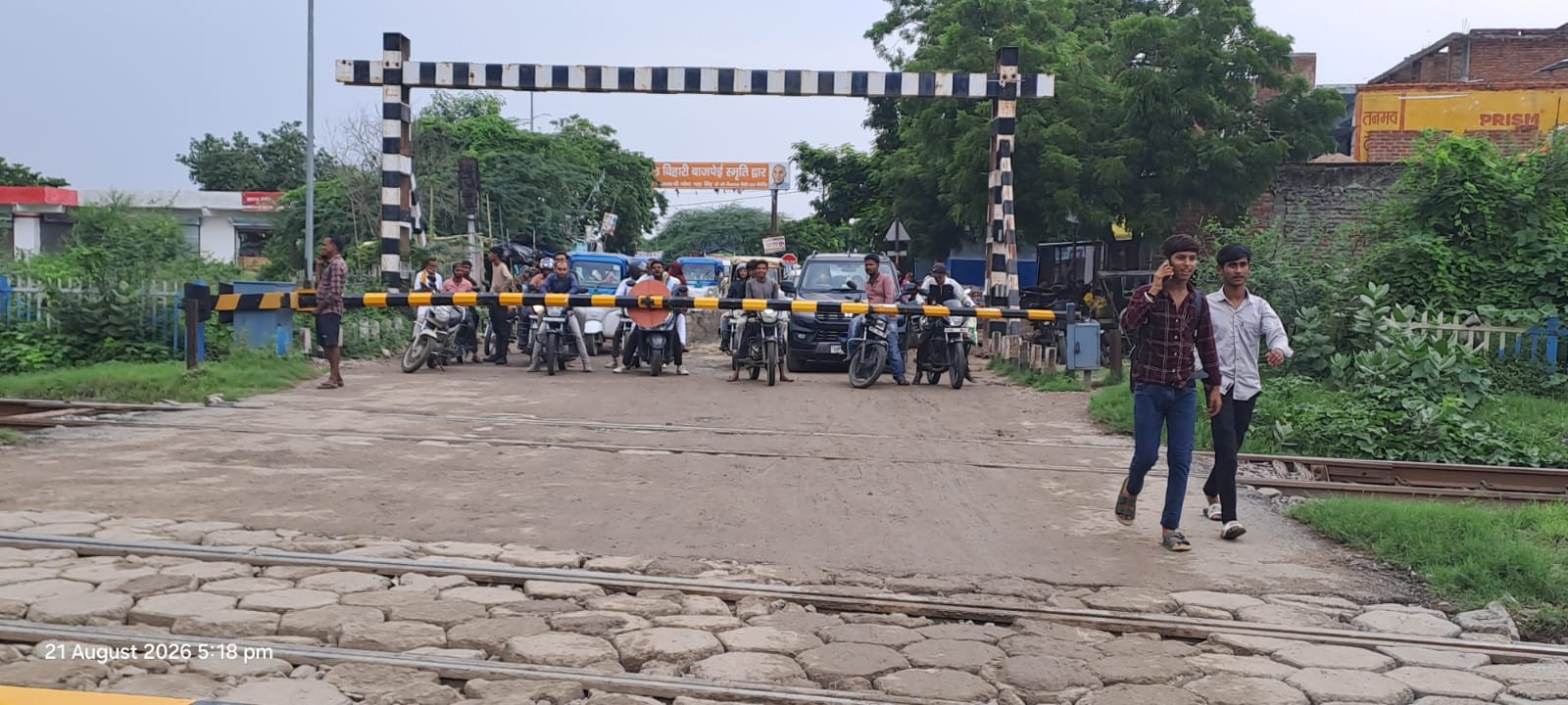 फोटो-25-आटा रेलवे क्रॉसिंग बंद होने पर जाम में फंसे वाहन। संवाद
