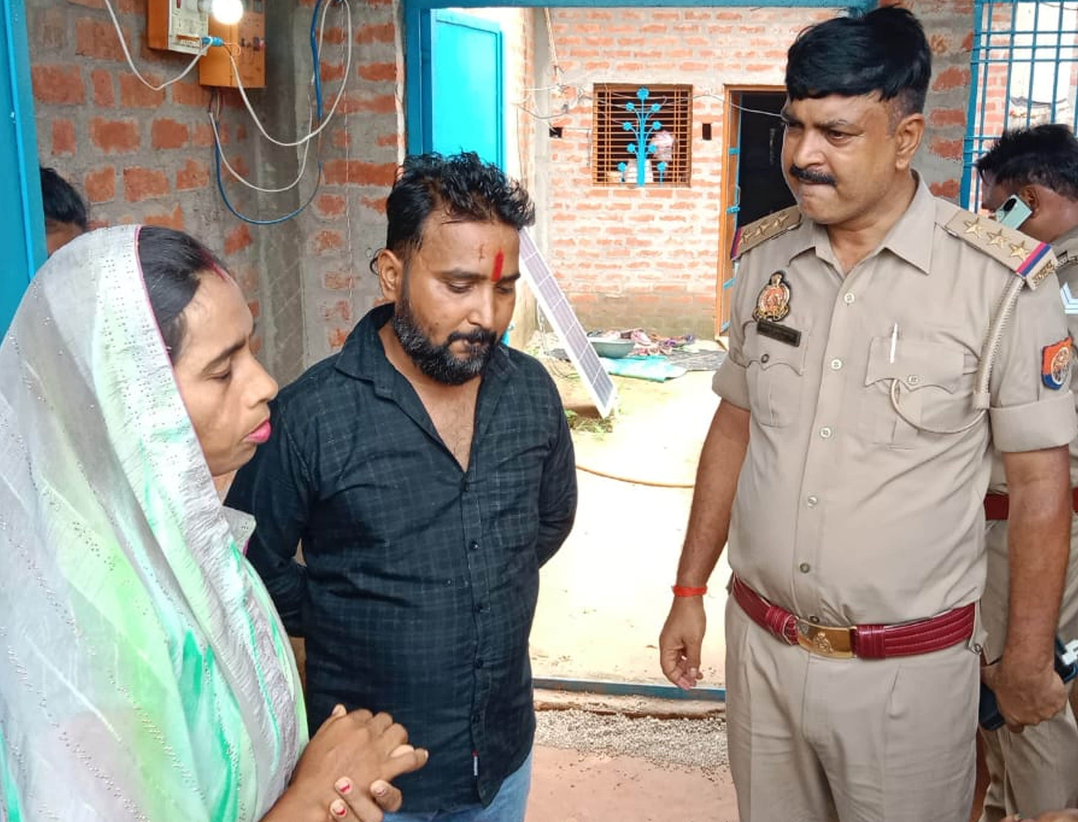 फोटो-25-गृहस्वामिनी राजकुमारी से पूछताछ करती पुलिस। संवाद