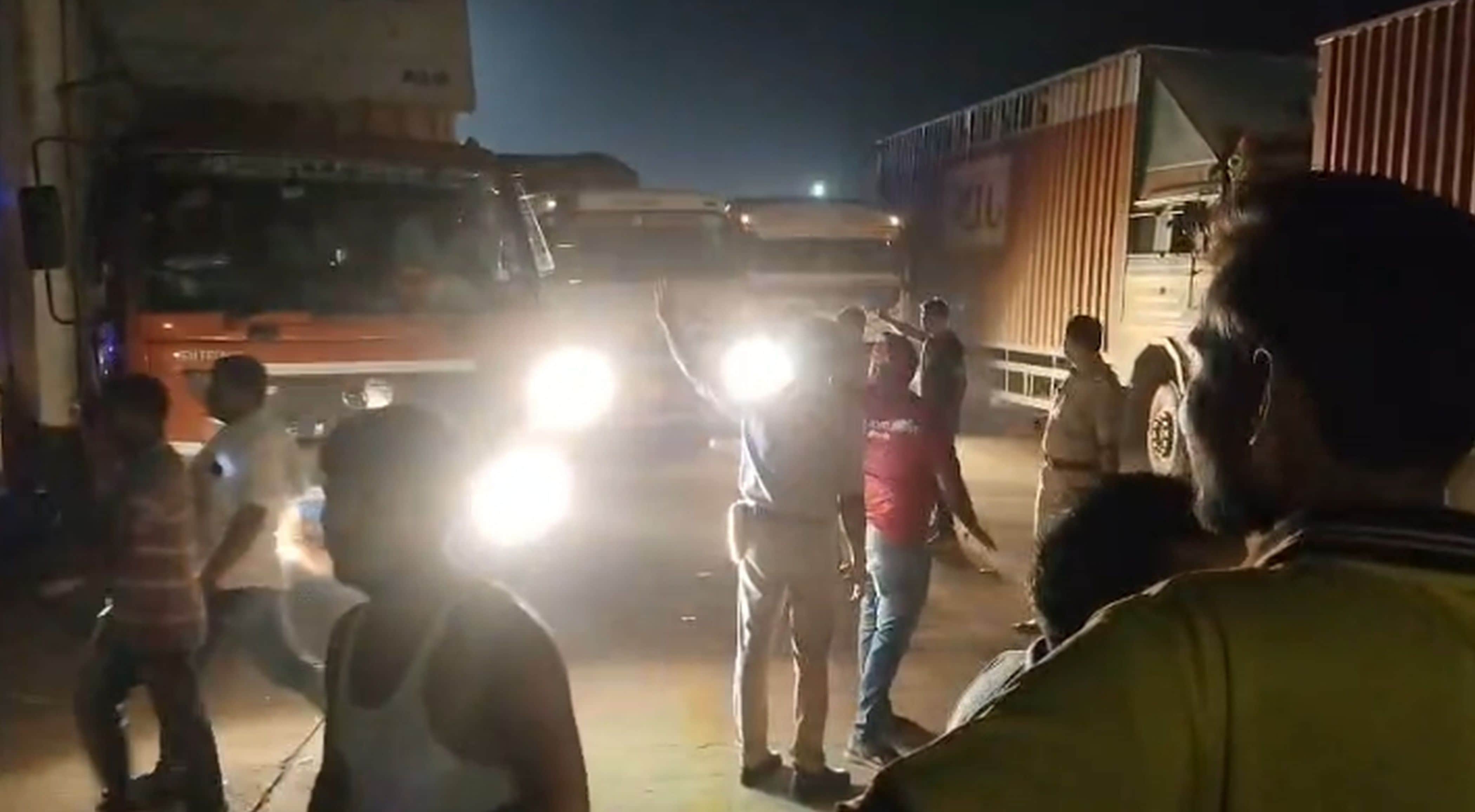 फोटो-30-हाइवे से चालकों को हटवाती पुलिस। स्रोत: वीडियो ग्रैब