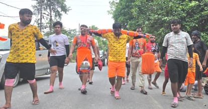 फोटो :33:  महादेवी घाट से पैदल ही जल भरकर कांधे पर कांवड़ लेकर गौरी शंकर मंदिर पहुंचे कांवड़िया