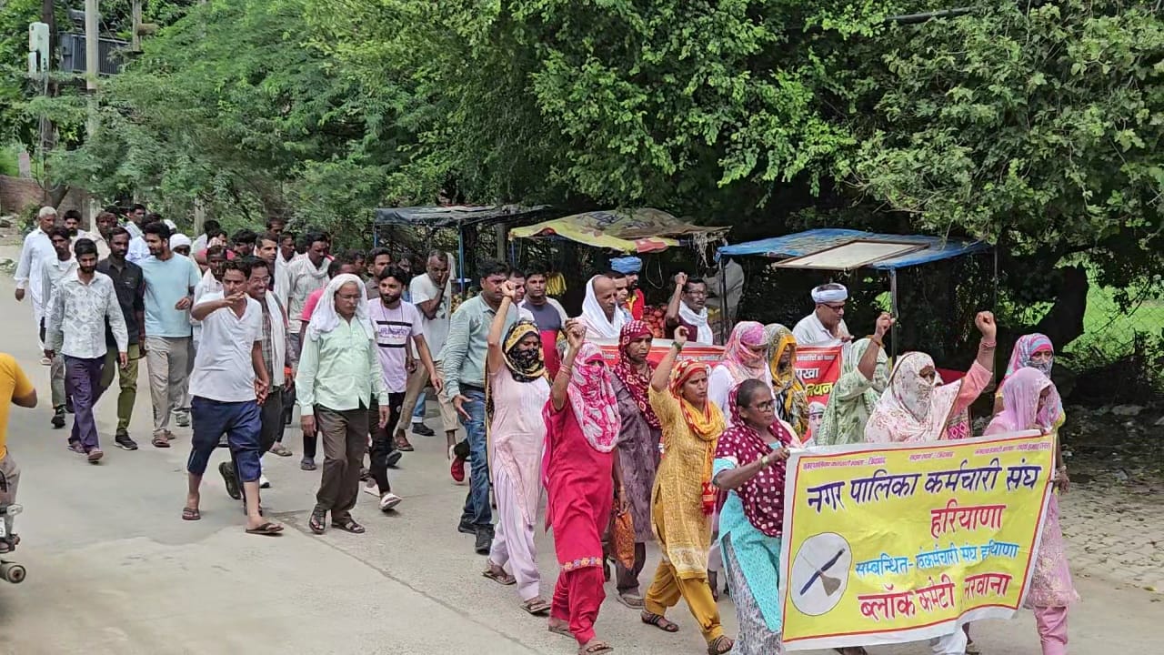 फोटो 7 नरवाना। कैनाल रोड से होते हुए मंत्री कृष्ण बेदी के निवास स्थान तक रोष प्रदर्शन करते हुए 