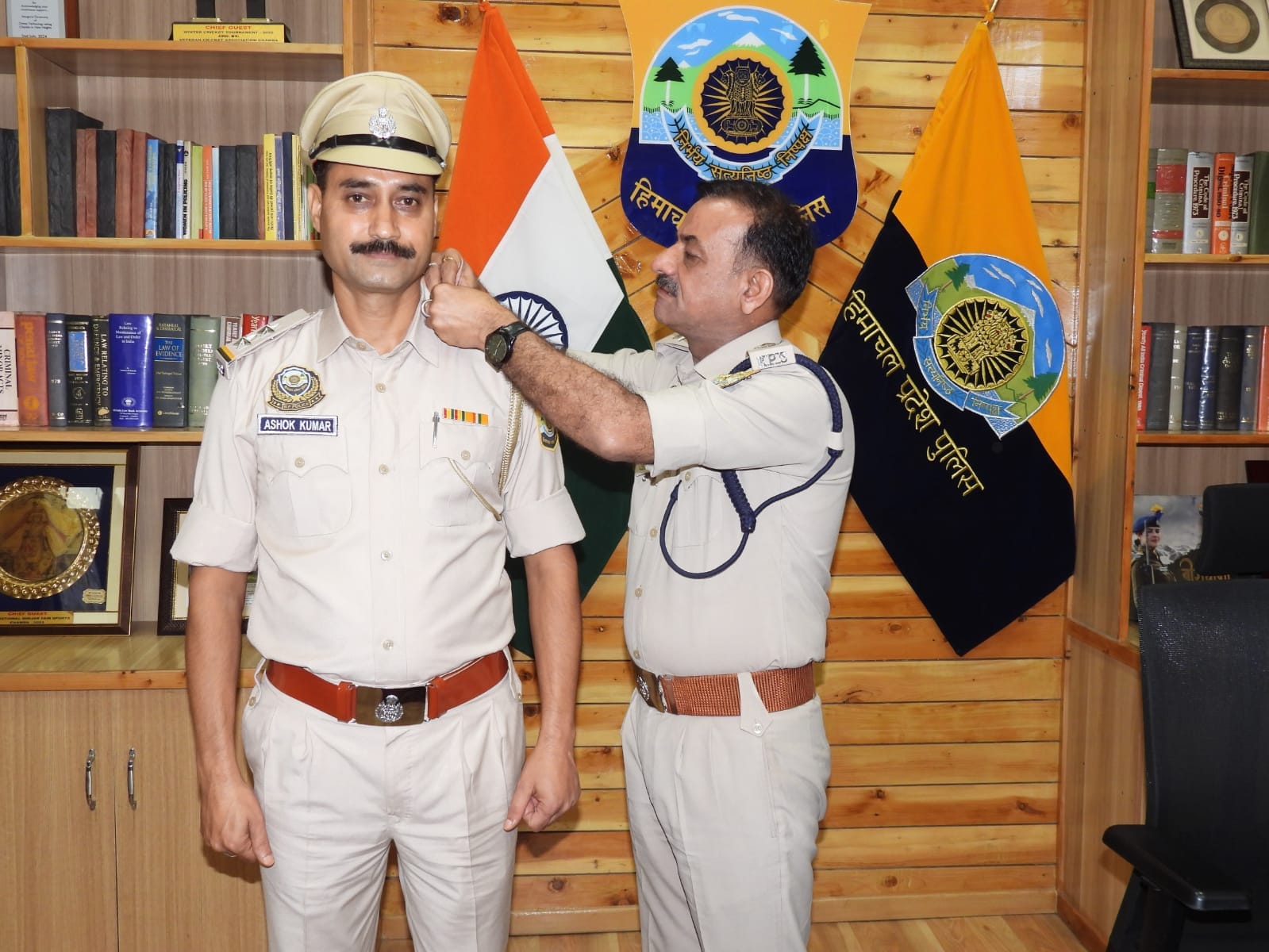 फोटो कैप्शन :-अशोक कुमार को सितारे लगाकर लगाते एसपी चंबा। -स्त्रोत : जागरूक पाठक