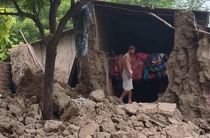 फोटो परिचय। हंडिया के रिखीपुर गांव में बरसात के कहर से मजदूर का ढहा कच्चा घर