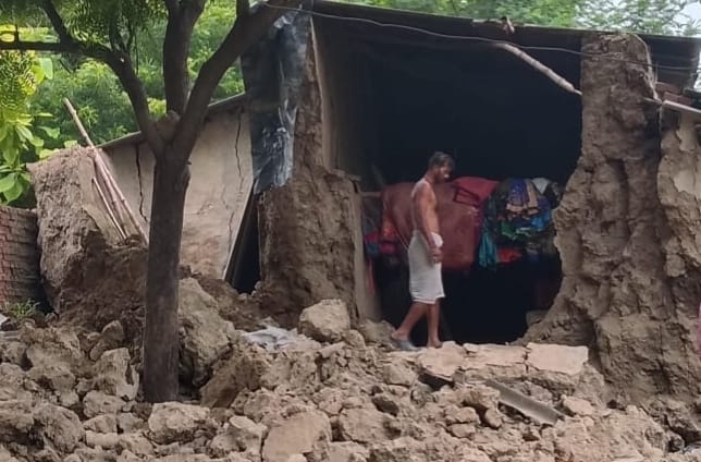 Laborer's mud house collapsed in the rain