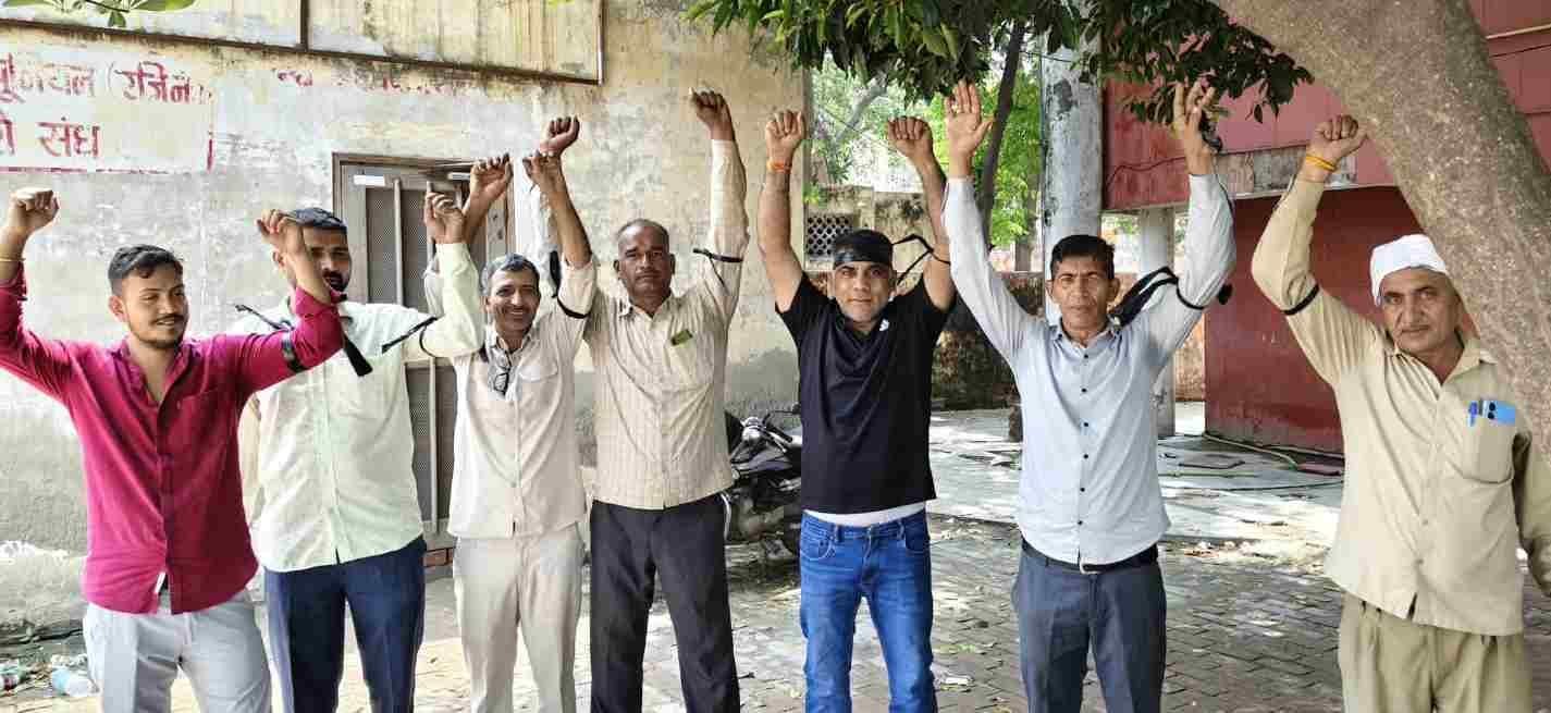 फोटो : सोनीपत बस अड्डे पर काली पट्टी बांधकर प्रदर्शन करते राेडवेज कर्मचारी। स्रोत: यूनियन